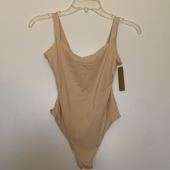 SKIMS Fits Everybody Bodysuit - Picture 2 of 3